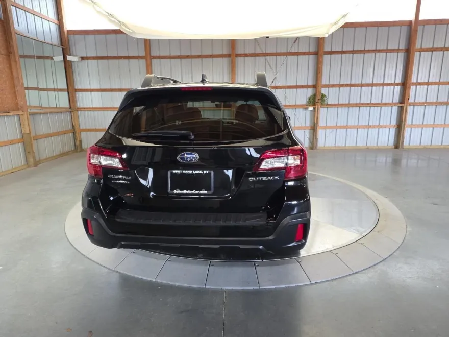 2019 Subaru Outback Premium photo 1