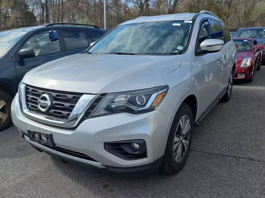2017 Nissan Pathfinder SV photo 1