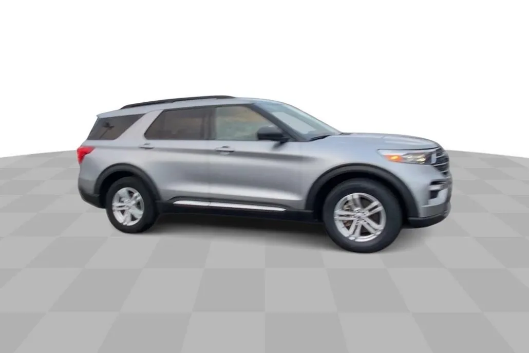 2023 Ford Explorer XLT photo 1