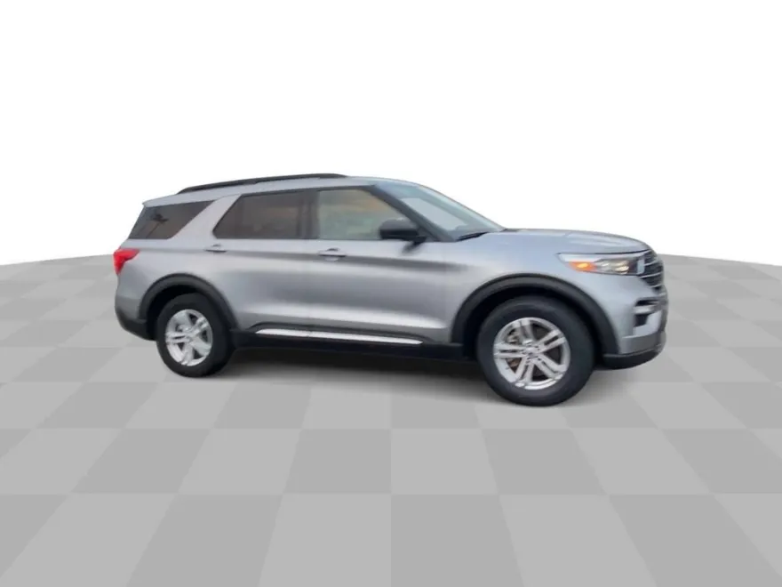2023 Ford Explorer XLT photo 1