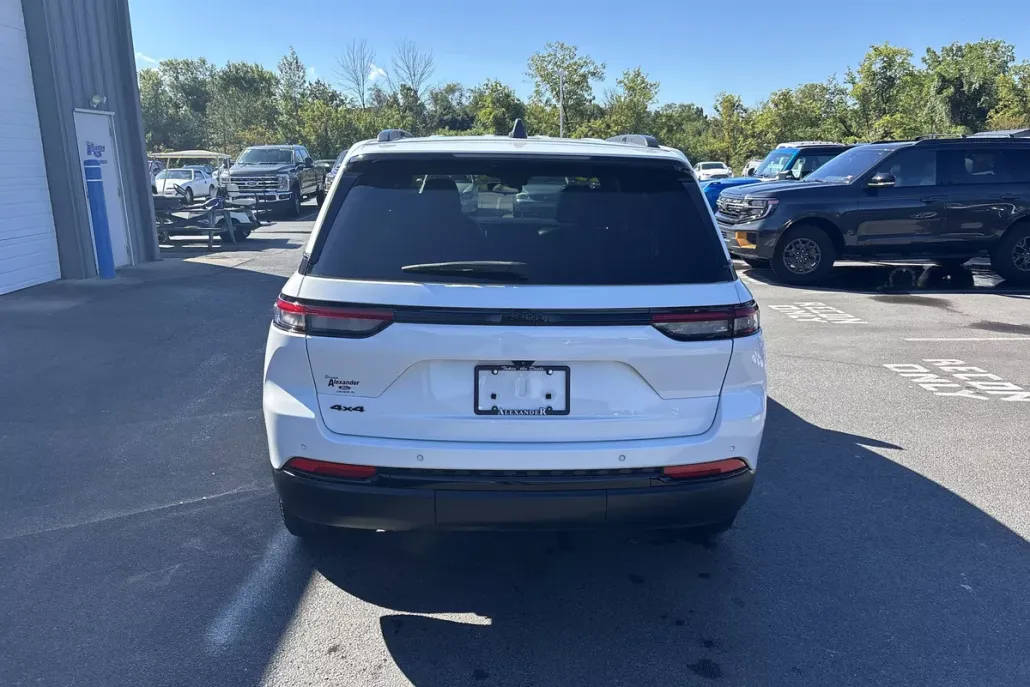 2023 Jeep Grand Cherokee Laredo photo 1