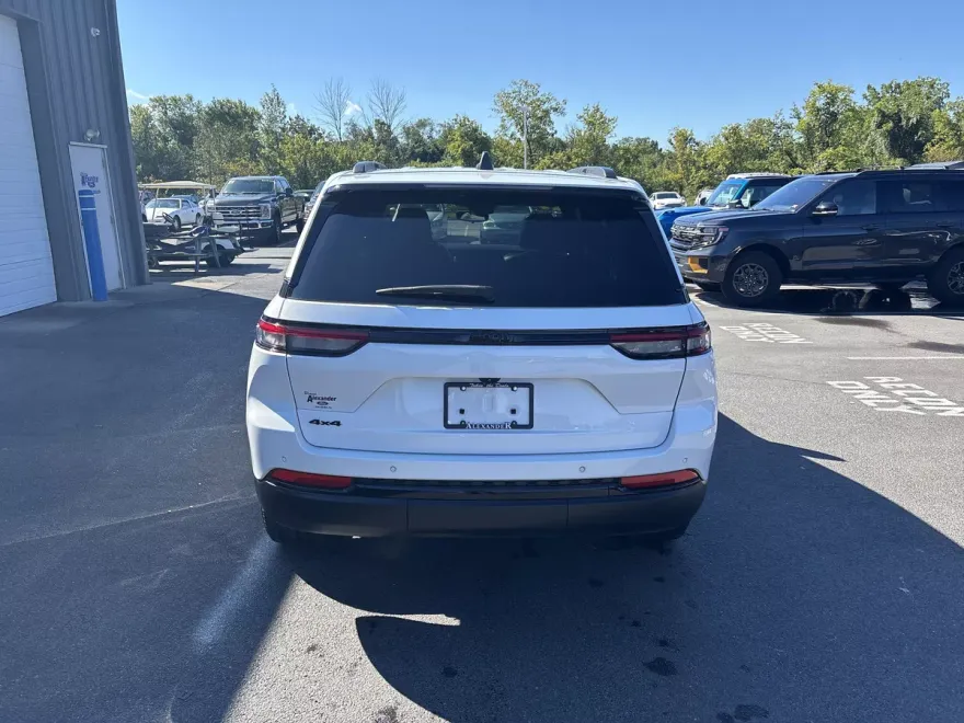 2023 Jeep Grand Cherokee Laredo photo 1