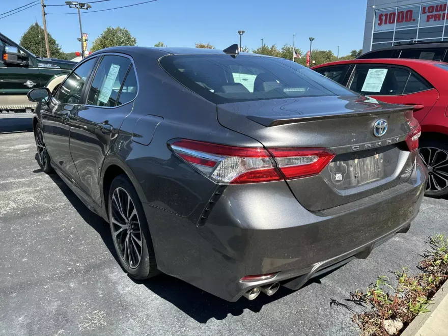 2020 Toyota Camry Hybrid SE photo 1