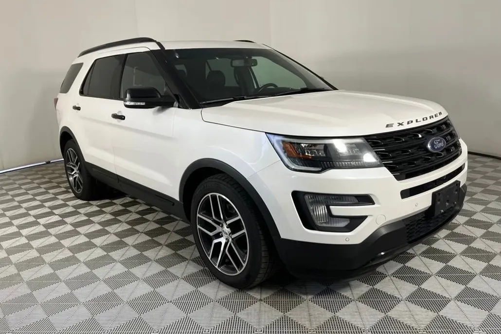 2016 Ford Explorer Sport photo 1