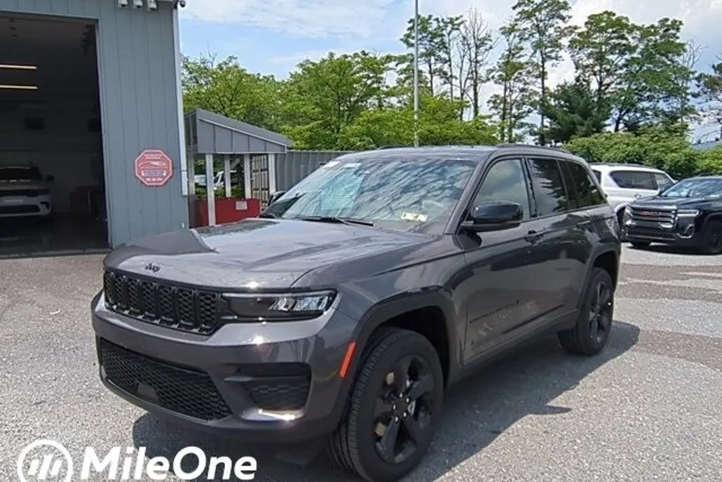 2025 Jeep Grand Cherokee Laredo photo 1