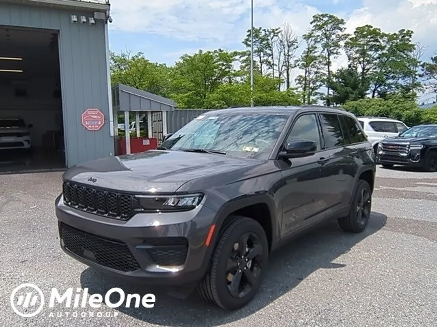 2025 Jeep Grand Cherokee Laredo photo 1