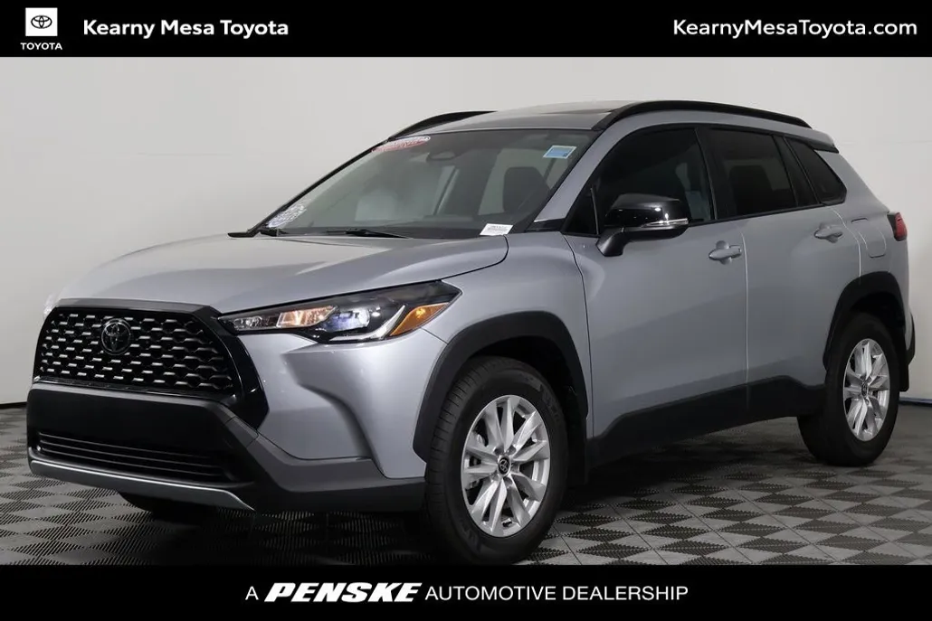 2025 Toyota Corolla Cross LE photo 1