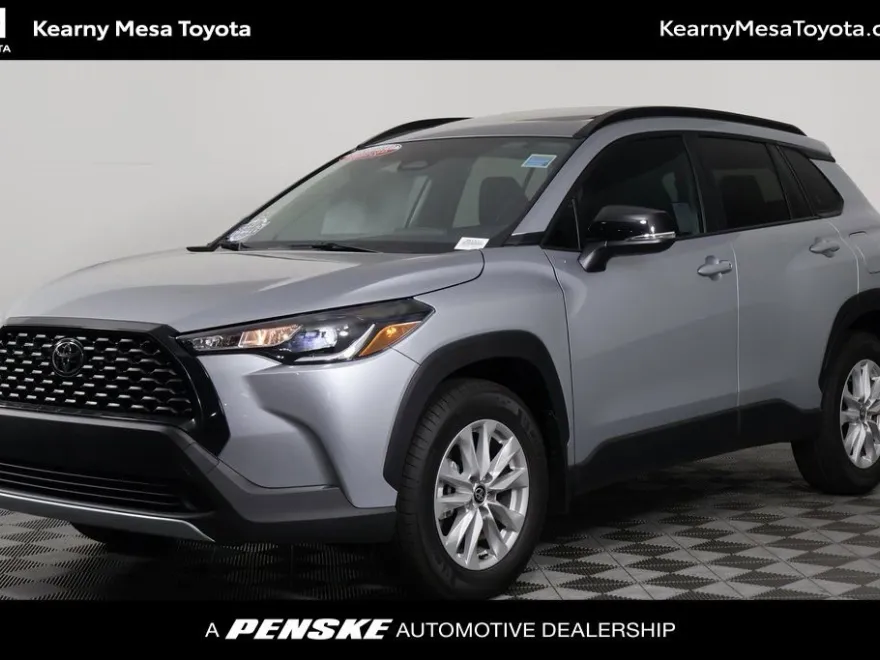 2025 Toyota Corolla Cross LE photo 1