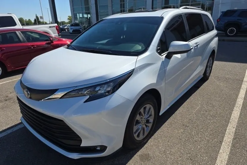 2025 Toyota Sienna XLE photo 1