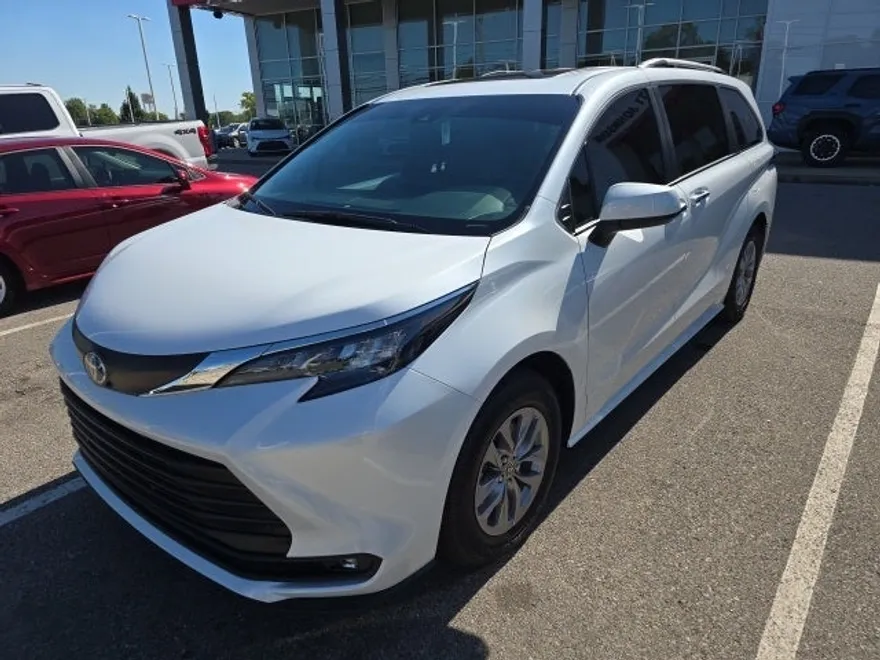 2025 Toyota Sienna XLE photo 1
