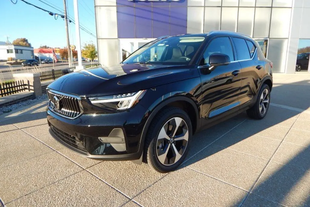 2025 Volvo XC40 Core photo 1