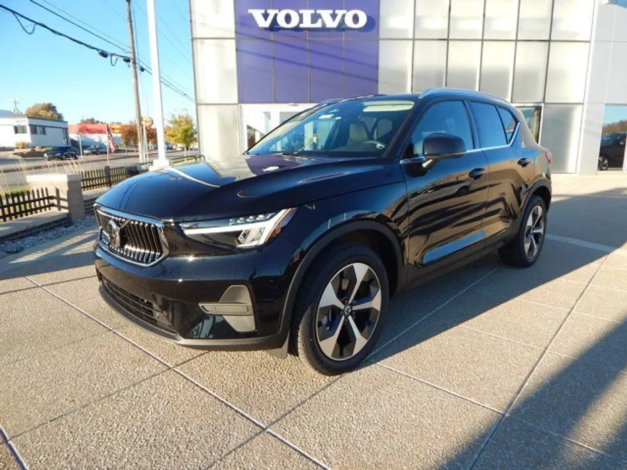 2025 Volvo XC40 Core photo 1