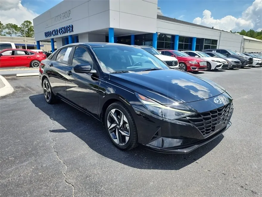 2023 Hyundai Elantra SEL photo 1