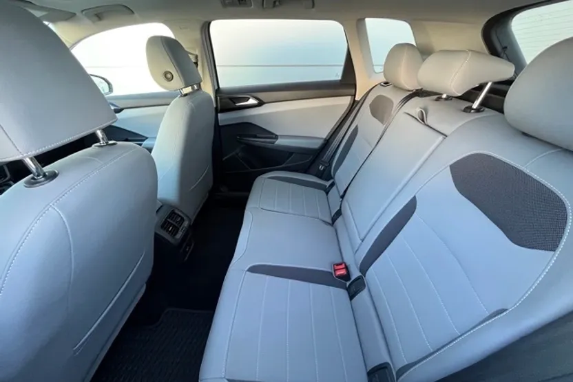 2022 Volkswagen Taos SE photo 1