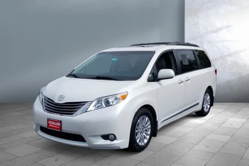 2015 Toyota Sienna XLE photo 1