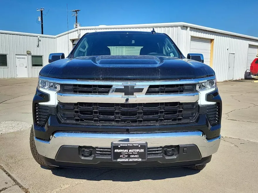 2025 Chevrolet Silverado 1500 LT photo 2