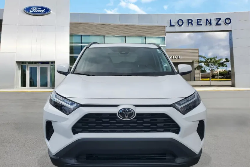 2022 Toyota RAV4 XLE photo 1
