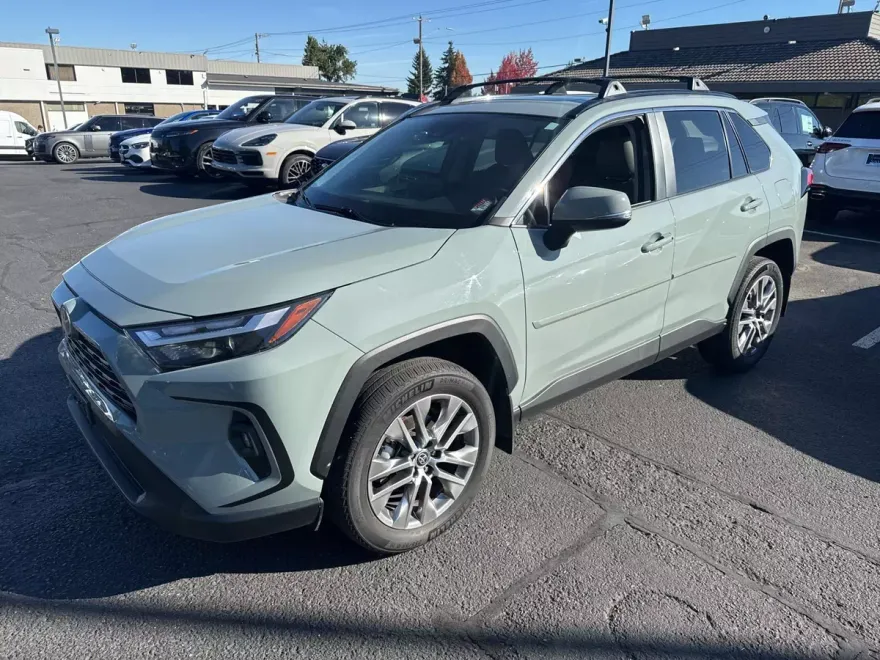2022 Toyota RAV4 XLE Premium photo 1