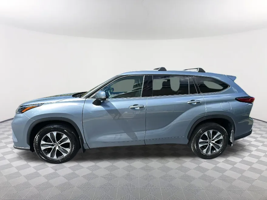 2022 Toyota Highlander XLE photo 1