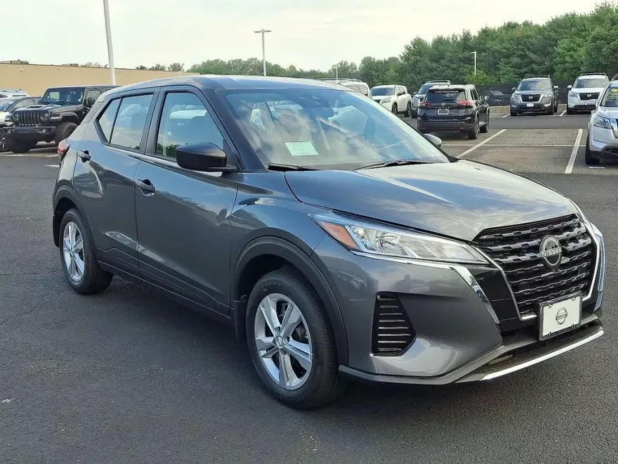 2025 Nissan Kicks Play S photo 1