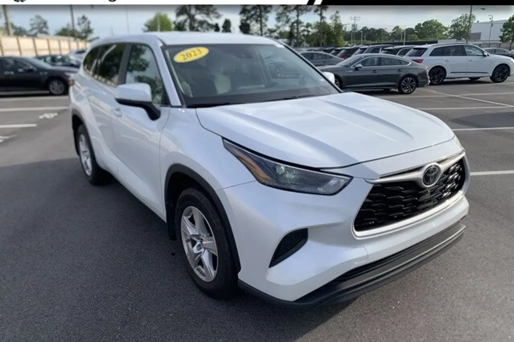 2023 Toyota Highlander L photo 1