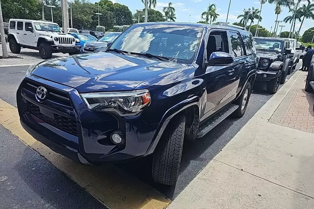 2020 Toyota 4Runner SR5 photo 1