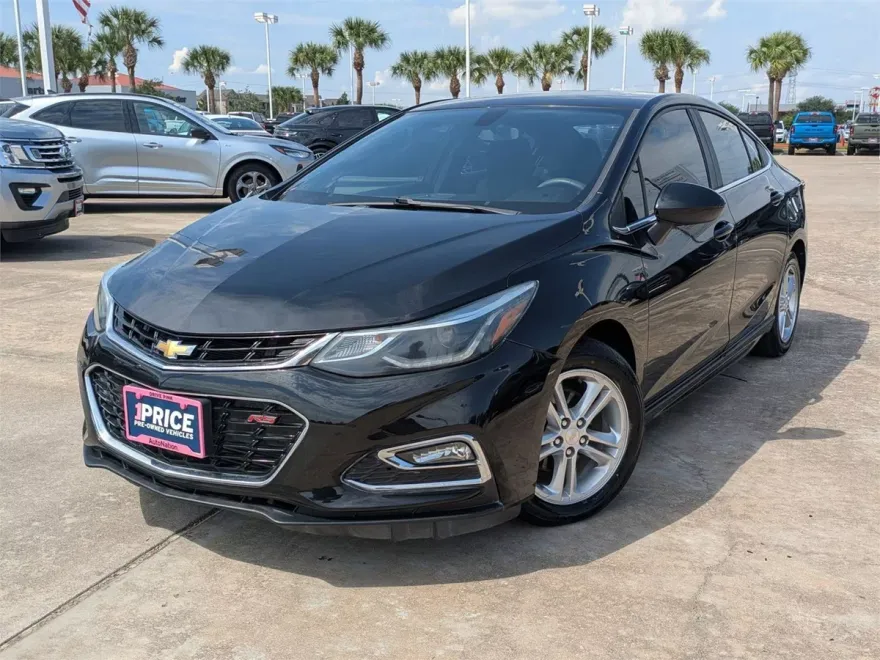 2018 Chevrolet Cruze LT photo 1
