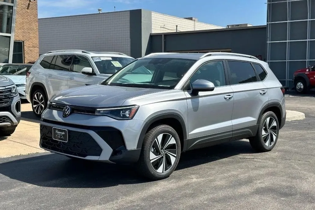 2025 Volkswagen Taos SE photo 1