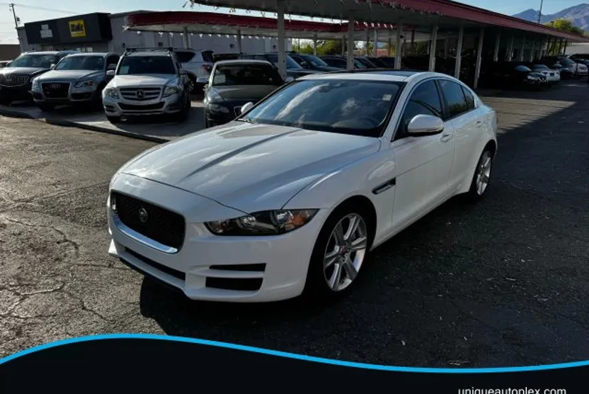 2018 Jaguar XE Premium photo 1