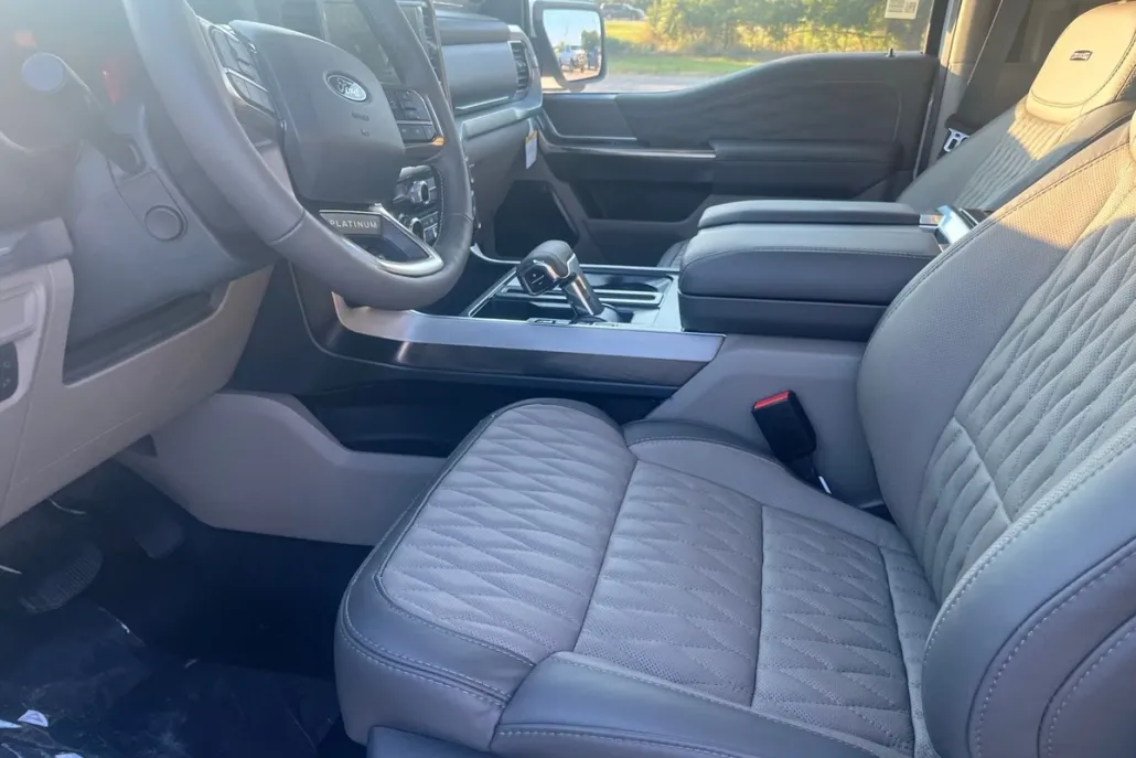 2025 Ford F-150 Platinum photo 1