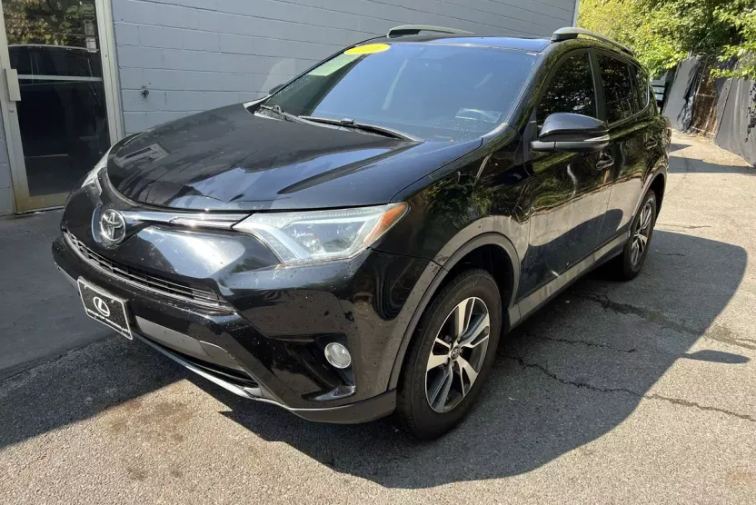 2016 Toyota RAV4 XLE photo 1