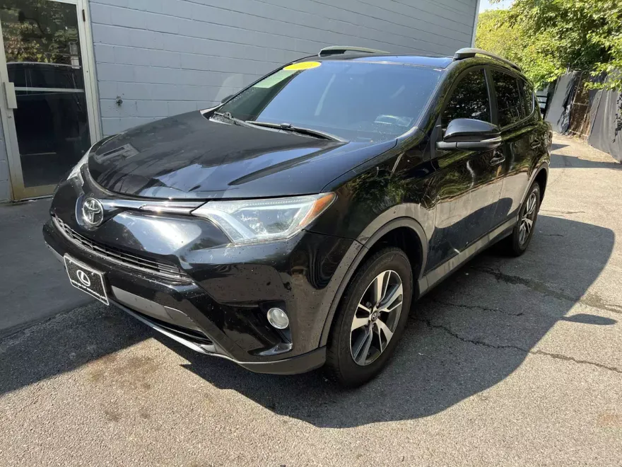 2016 Toyota RAV4 XLE photo 1