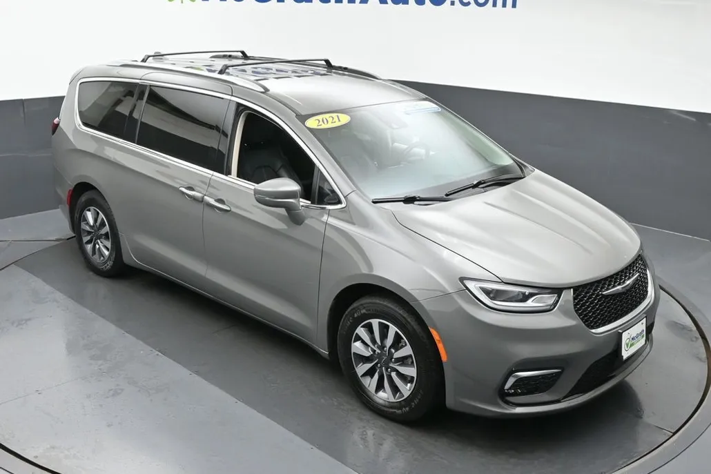 2021 Chrysler Pacifica Touring L photo 1
