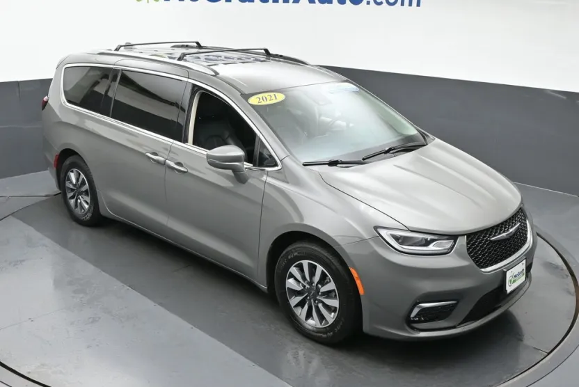 2021 Chrysler Pacifica Touring L photo 1
