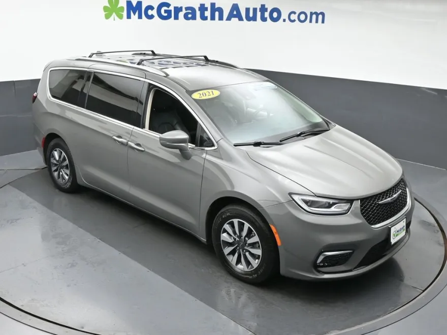 2021 Chrysler Pacifica Touring L photo 1