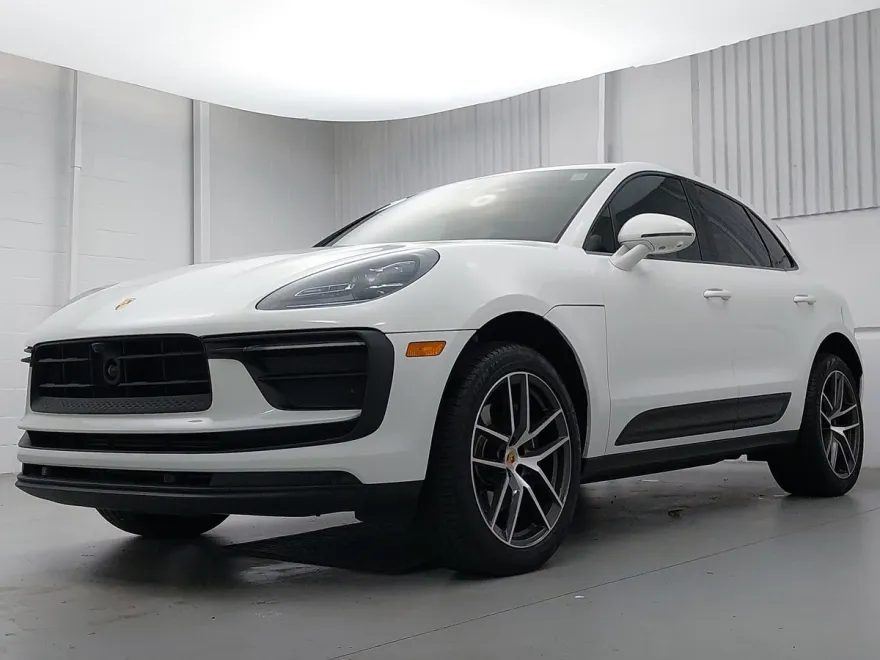2024 Porsche Macan T photo 1