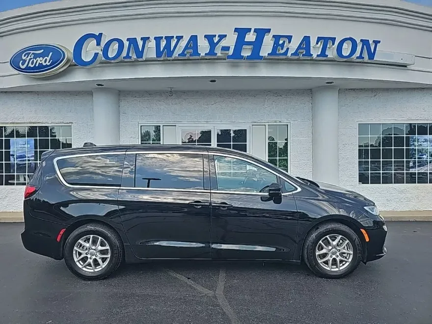 2024 Chrysler Pacifica Touring L photo 1
