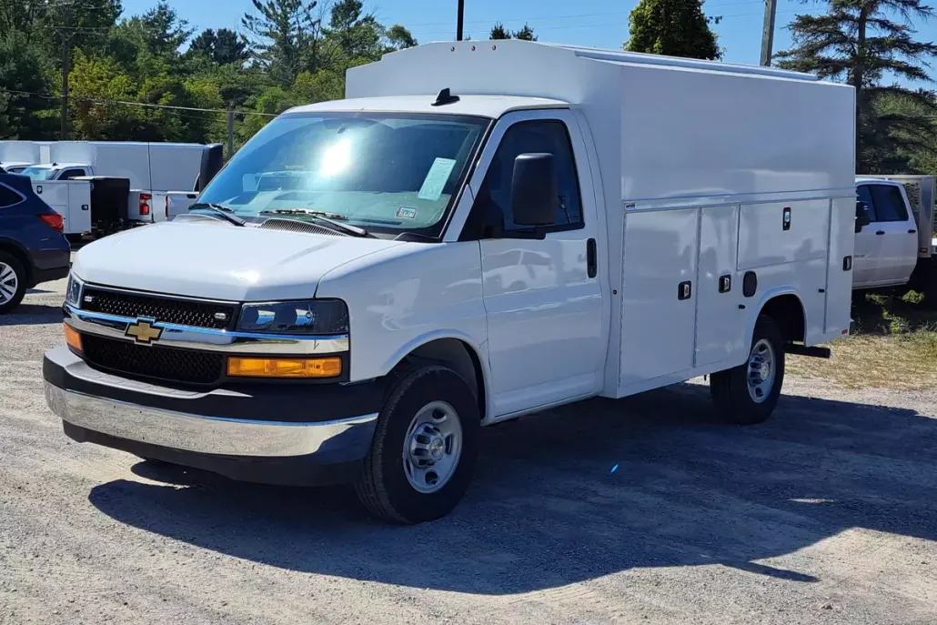 2025 Chevrolet Express Cutaway 3500 photo 1