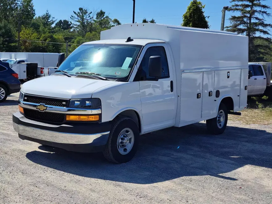 2025 Chevrolet Express Cutaway 3500 photo 1