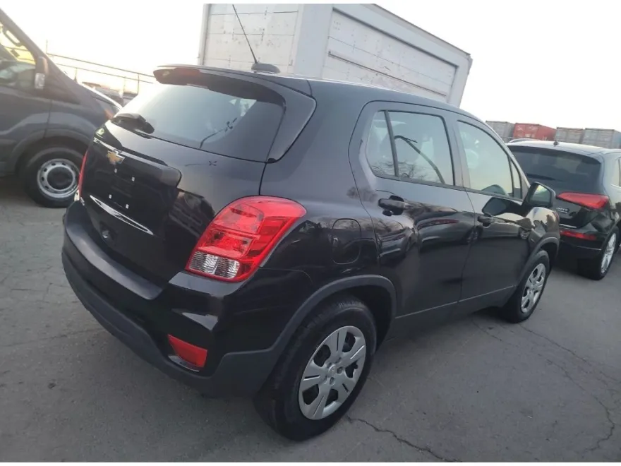 2017 Chevrolet Trax LS photo 1
