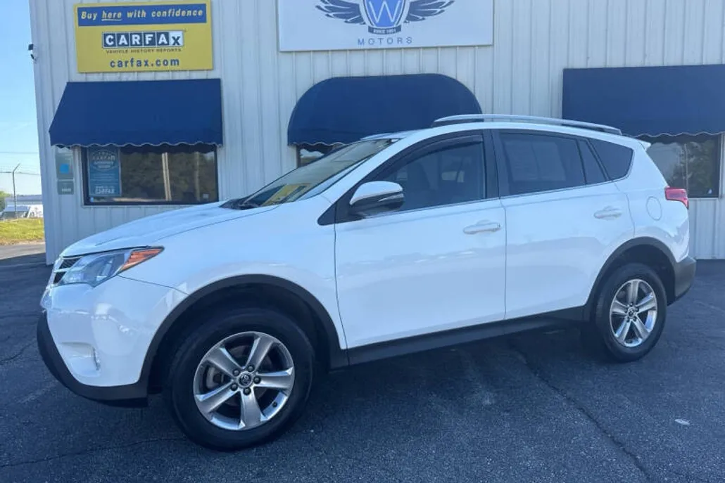 2015 Toyota RAV4 XLE photo 1