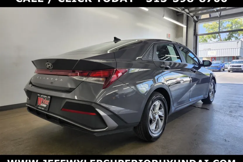 2025 Hyundai Elantra SE photo 1