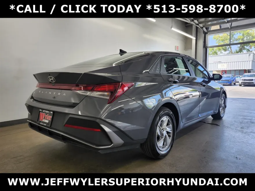 2025 Hyundai Elantra SE photo 1