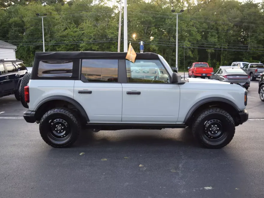 2022 Ford Bronco Black Diamond photo 1