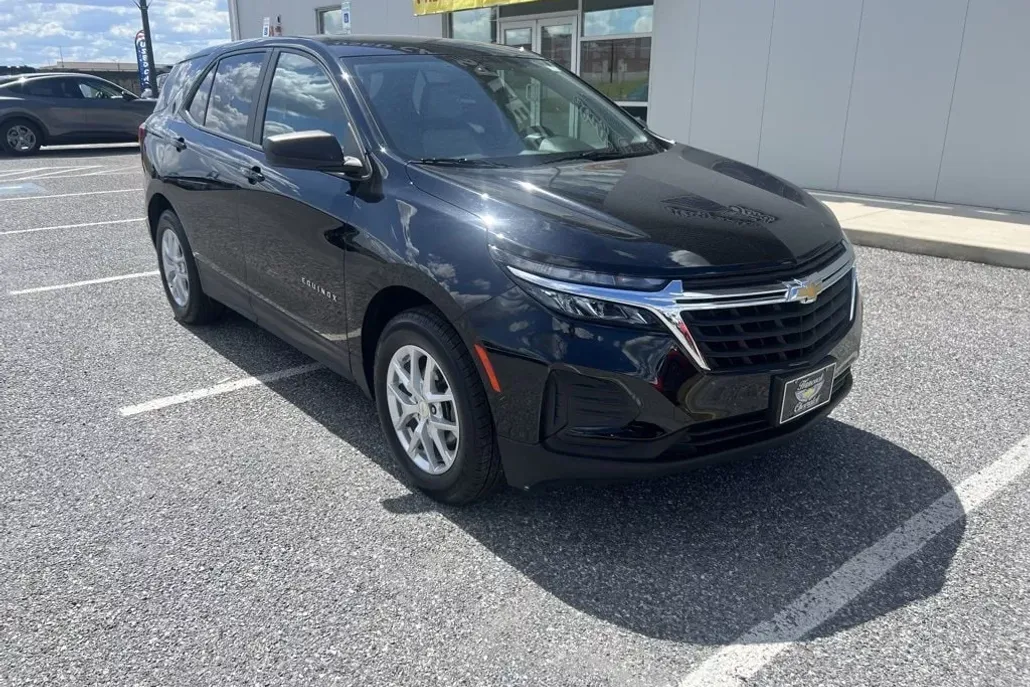 2022 Chevrolet Equinox LS photo 1