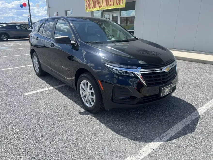 2022 Chevrolet Equinox LS photo 1