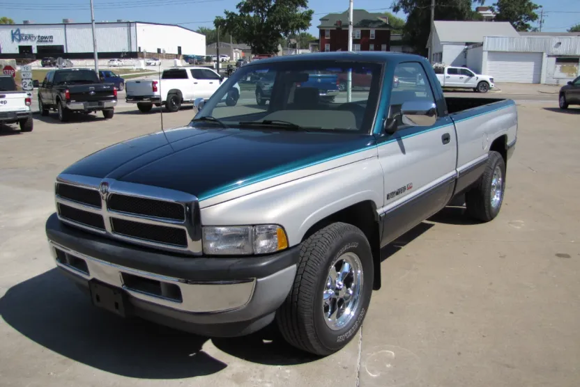 1995 Dodge Ram SLT photo 1