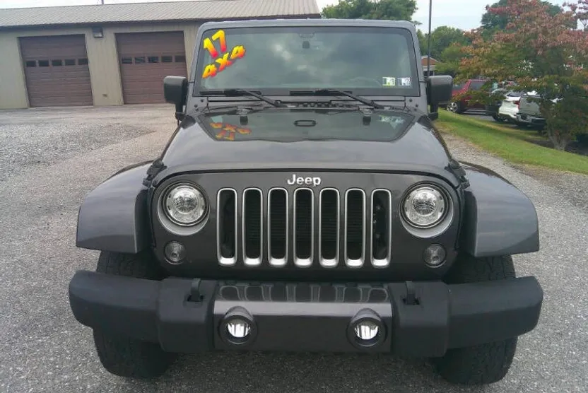 2017 Jeep Wrangler Unlimited Sahara photo 1