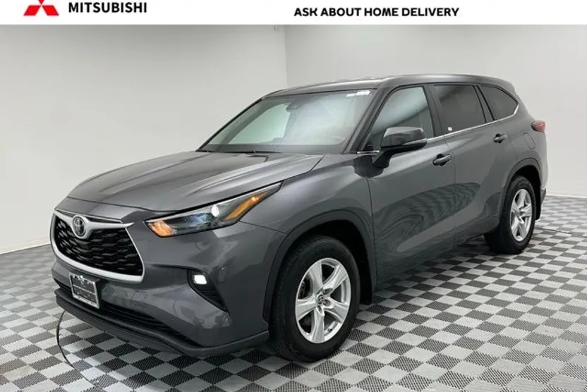 2024 Toyota Highlander LE photo 1