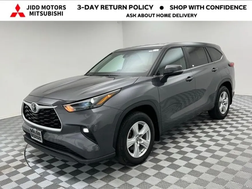 2024 Toyota Highlander LE photo 1